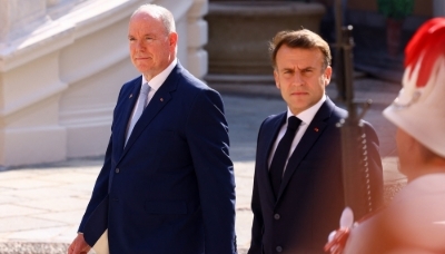 Emmanuel Macron et le prince Albert II, à l'arrivée du président pour une visite d'État à Monaco, le 7 juin 2025.
