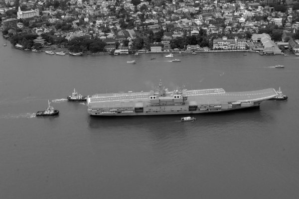 Le porte-avion indien IAC-1 Vikrant, lors de ses premiers essais en mer en août 2021.