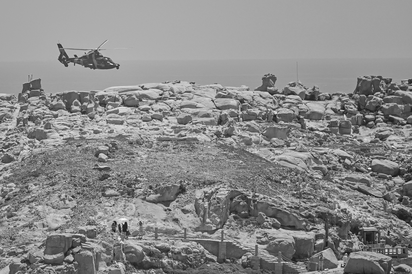 Un hélicoptère militaire chinois survole l'île de Pingtan, l'un des points de la Chine continentale les plus proches de Taïwan, le 4 août 2022. Pékin avait lancé des exercices militaires massifs au large de Taïwan en réaction à la visite de la présidente de la Chambre des représentants américaine Nancy Pelosi sur l'île autonome.