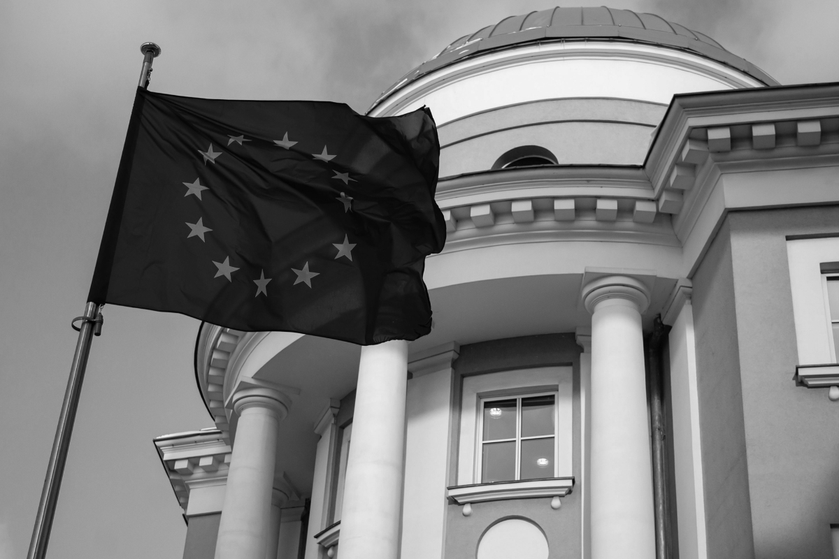 Le drapeau européen à côté du bâtiment occupé par la délégation de l'Union européenne en Russie, à Moscou.