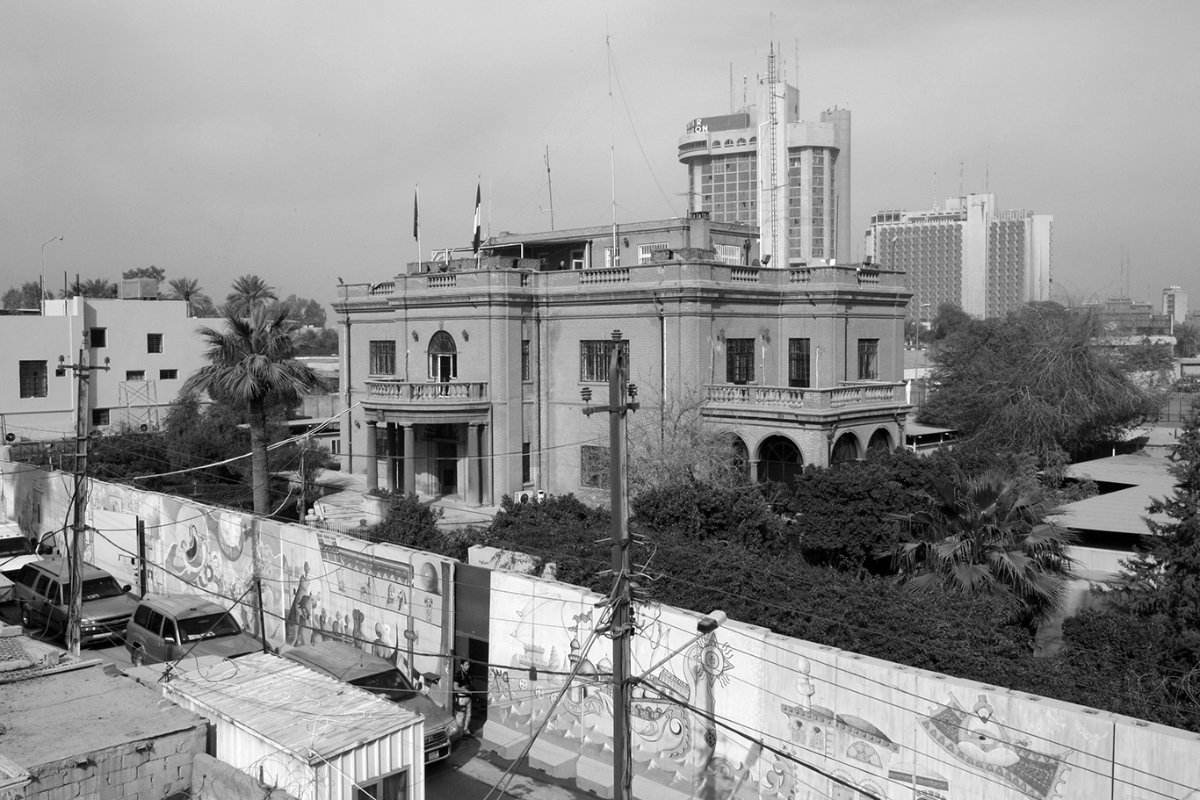 Trois candidats se pressent désormais à la porte de l'ambassade de France en Irak, située dans la zone rouge de la capitale irakienne.