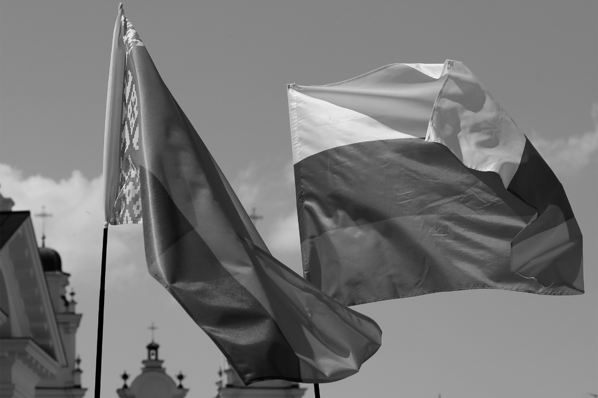 Les drapeaux nationaux biélorusse et russe.