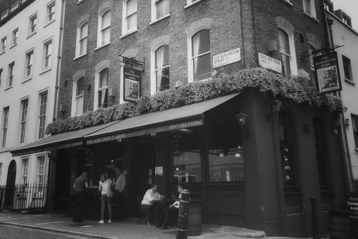 Le pub Burlington Arms.