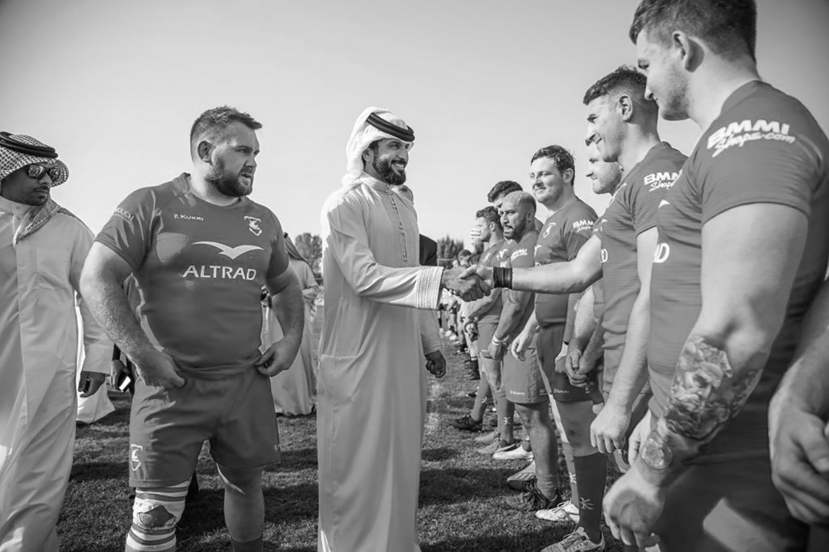 Sheikh Nasser bin Hamad al-Khalifa en compagnie des joueurs du Bahrain Rugby Club.