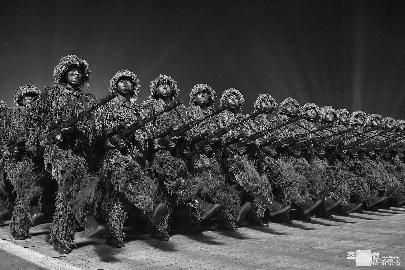 Parade militaire à l'occasion du 90e anniversaire de la naissance de l'armée révolutionnaire nord-coréenne.