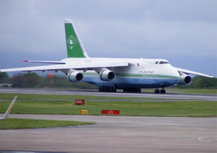 Un Antonov 124 'Ruslan' libyen à l'aéroport de Manchester.
