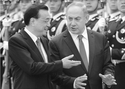 Benjamin Netanyahou avec le premier ministre chinois, Li Keqiang, en mars 2017.