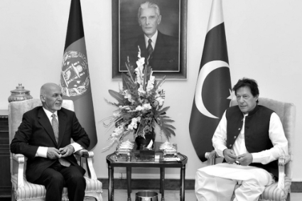 Rencontre entre le président afghan Asharf Ghani et le premier ministre pakistanais Imran Khan.