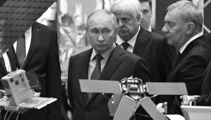 Le président russe Vladimir Poutine (au centre), accompagné du chef de la société spatiale russe Roscosmos, Youri Borisov (à droite), visite la Rocket and Space Corp (RSC) Energia à Korolyov, 26 octobre 2023. 
