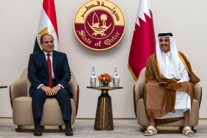 Le président égyptien Abdelfattah al-Sissi et l'émir Tamim ben Hamad al-Thani à Doha, au Qatar, le 13 septembre 2022.