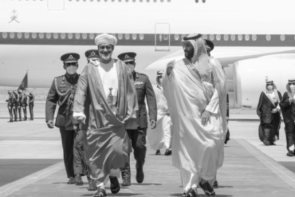 Le prince héritier saoudien Mohamed bin Salman (à droite) a reçu le sultan d'Oman Haitham bin Tariq al-Said (à gauche) à Neom.