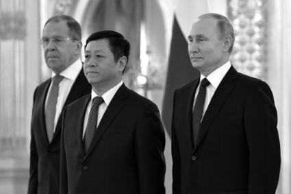 Le ministre des affaires étrangères russe Sergueï Lavrov, l'ambassadeur chinois à Moscou Zhang Hanhui et Vladimir Poutine.