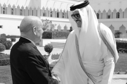 Jean-Yves Le Drian avec l'émir Tamim bin Hamad al-Thani, à Doha, le 28 mars 2022.