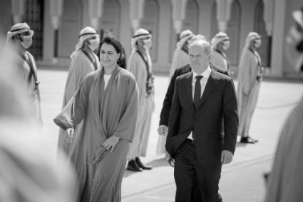 La ministre émiratie du changement climatique et de l'environnement, Mariam Hareb Almheiri, en compagnie du chancelier allemand Olaf Scholz, le 25 septembre 2022 à Abou Dhabi.