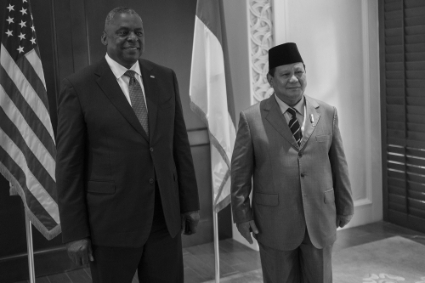 Le ministre indonésien de la défense Prabowo Subianto (à droite) et son homologue américain Lloyd Austin, le 10 juin 2022 à Singapour.