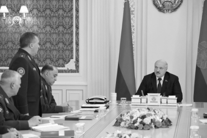 Le président biélorusse, Alexandre Loukachenko, rencontre des responsables militaires à Minsk, le 10 octobre 2022.