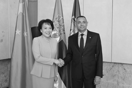 Le ministre serbe de l'intérieur Aleksandar Vulin et l'ambassadrice chinoise Chen Bo ont signé le 28 septembre 2022 un accord pour la mise en place du numéro d'urgence unique 112 en Serbie.