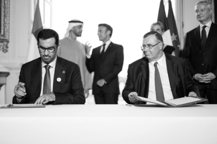 Sultan Ahmed al-Jaber, PDG d'Adnoc, et Patrick Pouyanné, PDG de TotalEnergies, lors d'une cérémonie de signature avant un dîner d'Etat en France, le 18 juillet 2022.