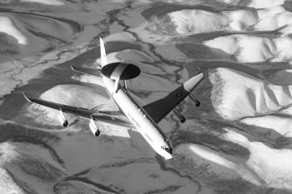 Un système aéroporté d'alerte et de contrôle (AWACS) E-3 Sentry de l'armée de l'air américaine survole l'Alaska pendant l'exercice Arctic Edge 2022 du Commandement nord des Etats-Unis, le 16 mars 2022.