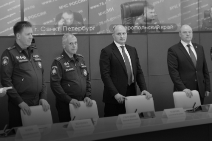 Le ministre des situations d'urgence Alexandre Kourenkov (au centre), avec ses vice-ministres (de gauche à droite : Nikolaï Gretchouchkine, Alexandre Tchoupriane, Alexeï Serko), à Moscou, le 25 mai 2022.