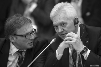 Gennady Timchenko (dr.) écoute Boris Titov, lors d'une session du Forum économique international de Saint-Pétersbourg en 2014.