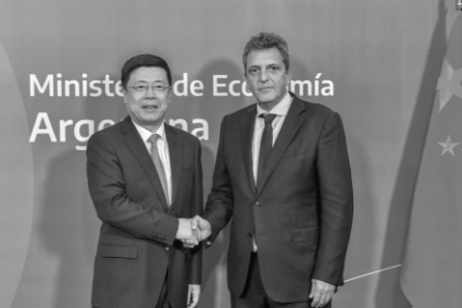 L'ambassadeur de Chine en Argentine, Zou Xiaoli, et le ministre de l'économie argentin, Sergio Massa, le 26 avril 2023 à Buenos Aires.