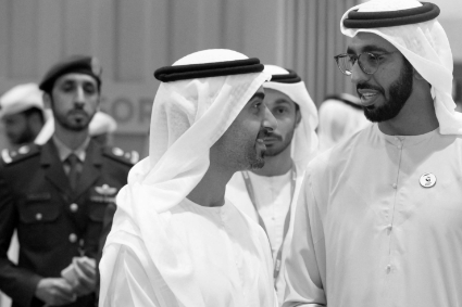 Au centre, le prince Hamdan bin Mohammed bin Zayed al-Nahyan avec le ministre émirati Shakhboot bin Nahyan bin Mubarak al-Nahyan.