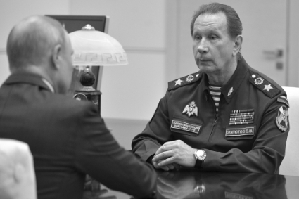 Le commandant de la Guarde nationale russe (Rosgvardia) Viktor Zolotov face à Vladimir Poutine.