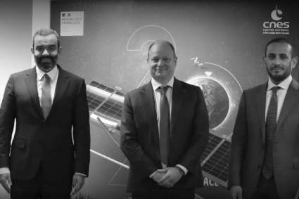 Le ministre des communications et des technologies de l'information saoudien, Abdallah bin Amer al-Swaha (à gauche) a rencontré avec sa délégation le directeur des opérations du Centre national d'études spatiales (CNES) françaises Lionel Suchet (au milieu), le 2 août 2021 à Paris.