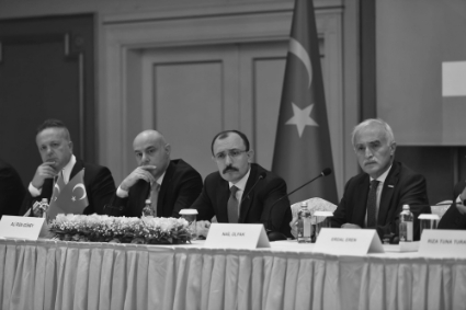 Le ministre turc du commerce Mehmet Mus (au centre) a été accueilli à Erbil le 26 septembre 2021 en compagnie de représentants d'entreprises turques.