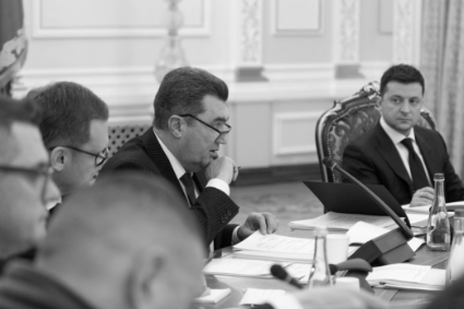 Le 30 décembre, lors de la réunion du conseil de sécurité nationale, dirigé par Oleksi Danilov (au centre), sous l'œil du président Zelensky.