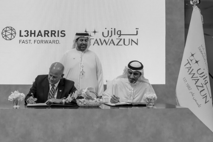 Gary Rosholt, vice-président de L3Harris pour les Emirats arabes unis et Abdullah al-Awani, directeur exécutif de Tawazun, ont signé deux accords de partenariat sur le stand de Tawazun à l'UMEX 2022, le 22 février.