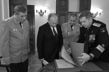 De gauche à droite, Valeri Guerassimov, chef d'état-major, Vladimir Poutine, Sergueï Choïgou, ministre de la défense et Igor Kostyoukov, patron du GRU.