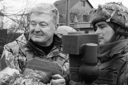 L'oligarque et ancien président Petro Porochenko, en tenue militaire dans les rues de Kiev, manifeste sa participation à l'effort de guerre.