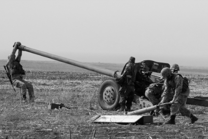 Soldats ukrainiens manœuvrant un canon Howitzer durant une session d'entraînement, en septembre 2015, près de Marioupol.