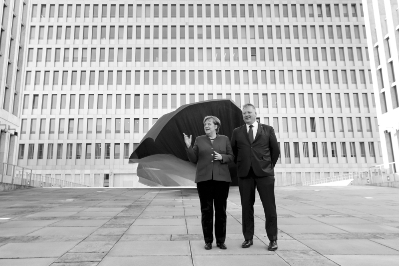 Angela Merkel et Bruno Kahl lors de l'inauguration du nouveau siège du BND le 8 février.