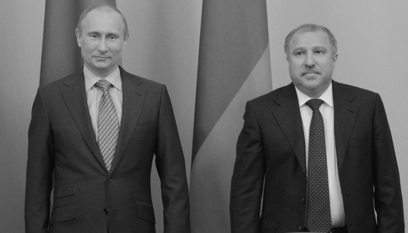 L'oligarque russe Edouard Khoudainatov, au côté du président russe Vladimir Poutine en avril 2012. 