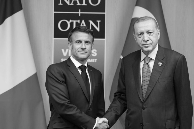 Le président français Emmanuel Macron et son homologue turc Recep Tayyip Erdogan lors du sommet de l'OTAN à Vilnius, en juillet 2023.