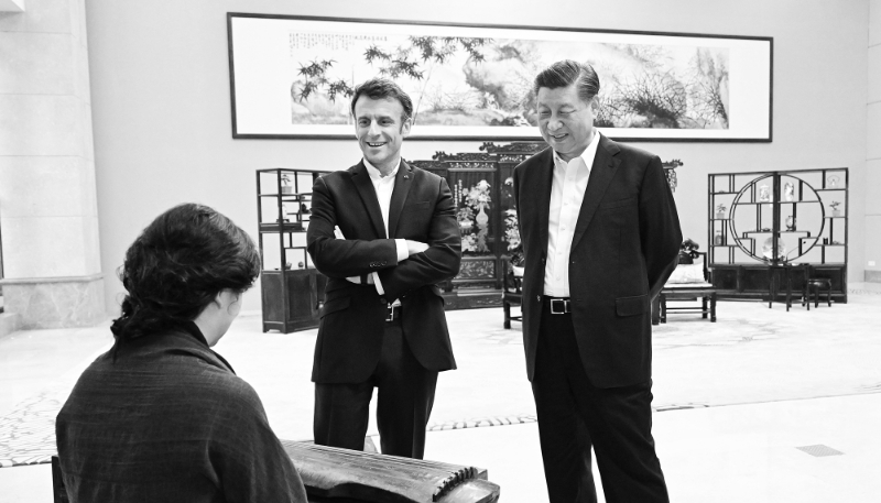 Le président chinois Xi Jinping (à droite) et son homologue français Emmanuel Macron à Guangzhou, dans la province du Guangdong (sud de la Chine), le 7 avril 2023.