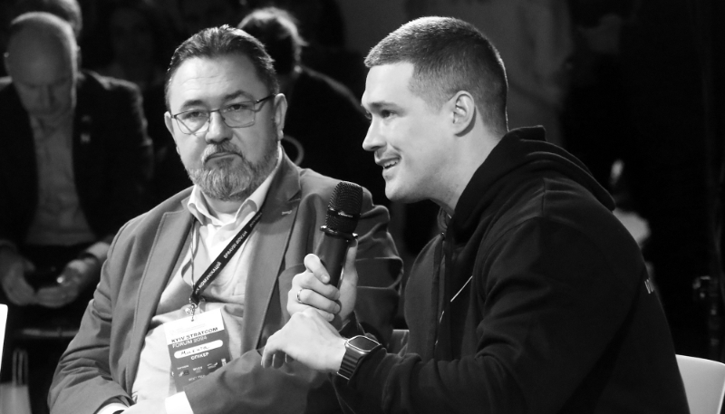 Mikita Potouraiev et Mikhaïlo Fedorov (de gauche à droite), lors du Stratcom Forum  2024 de Kiev, le 27 mars 2024.