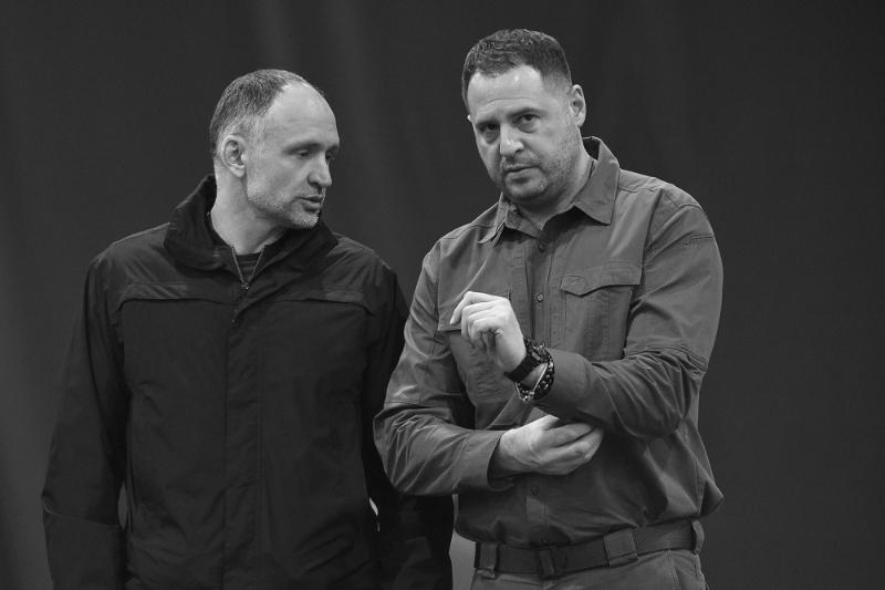 Le chef du cabinet du président ukrainien Andriy Yermak (à droite) et son adjoint Oleg Tatarov à Kiev, le 12 avril 2023.