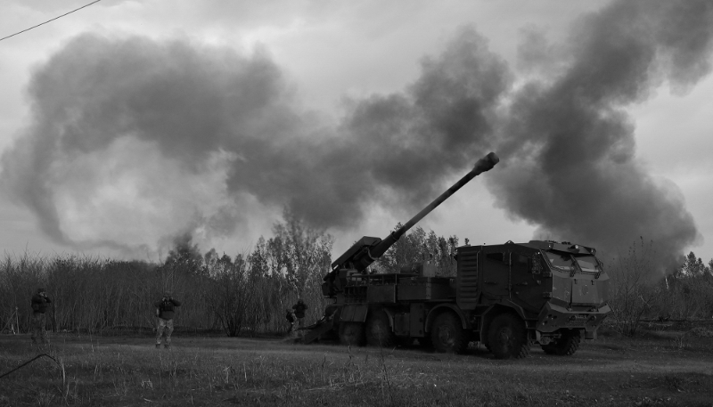 Des artilleurs des forces armées ukrainiennes tirent sur une position russe avec un obusier automoteur de 155 mm 2C22 Bohdana, dans la région de Kharkiv, le 21 avril 2024.
