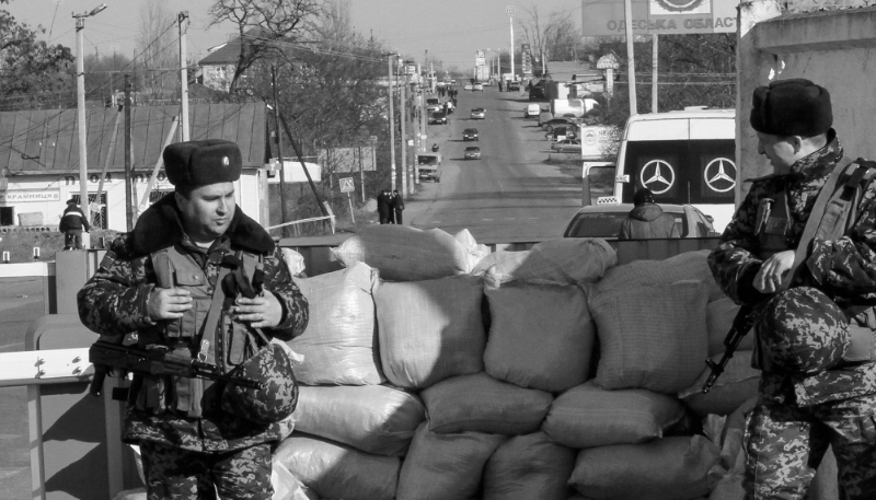 Garde-frontières ukrainiens stationnés à un checkpoint à la frontière avec la Transnistrie, près d'Odessa.