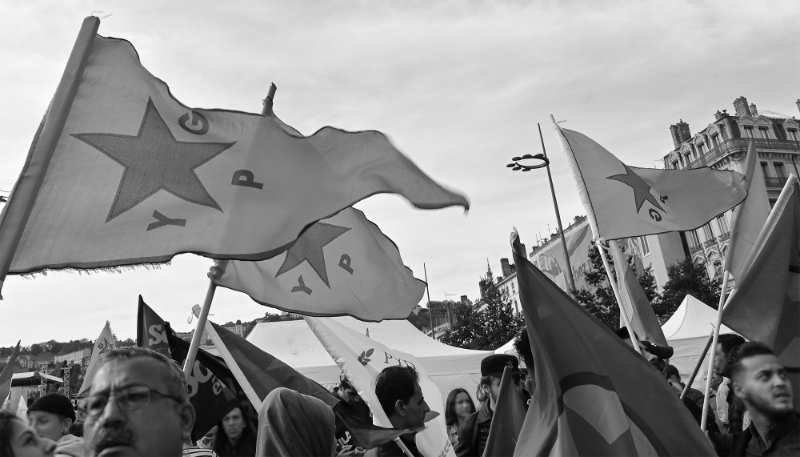 Des drapeaux de l'YPG lors d'une manifestation à Lyon le 12 octobre 2019.