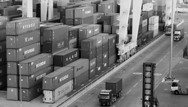 Des conteneurs sont empilés dans le port de Jebel Ali, exploité par l'opérateur portuaire géant DP World, basé à Dubaï, le 18 juin 2020. 