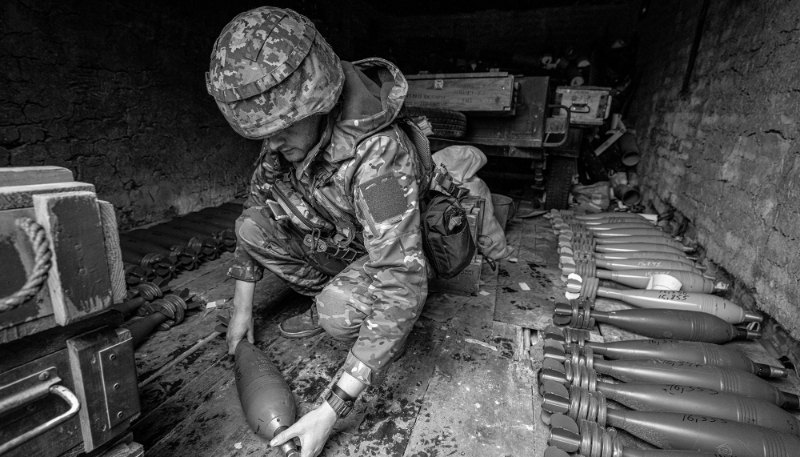 Un soldat ukrainien prépare un obus de mortier à Donetsk, en Ukraine, le 26 janvier 2024.