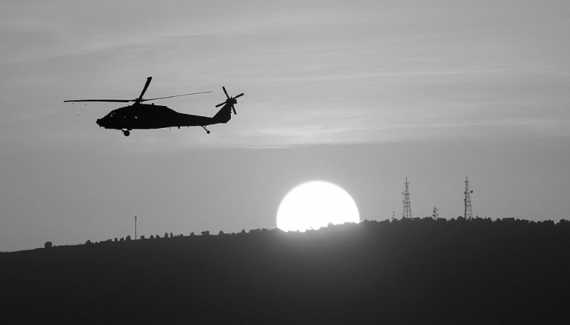 Un hélicoptère militaire israélien survole le nord d'Israël, près de la frontière avec le Liban.