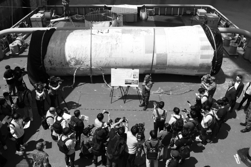 L'armée sud-coréenne présentant le 16 juin 2023 les débris de la fusée nord-coréenne qui transportait un satellite de reconnaissance militaire et s'est abîmée en mer fin mai.
