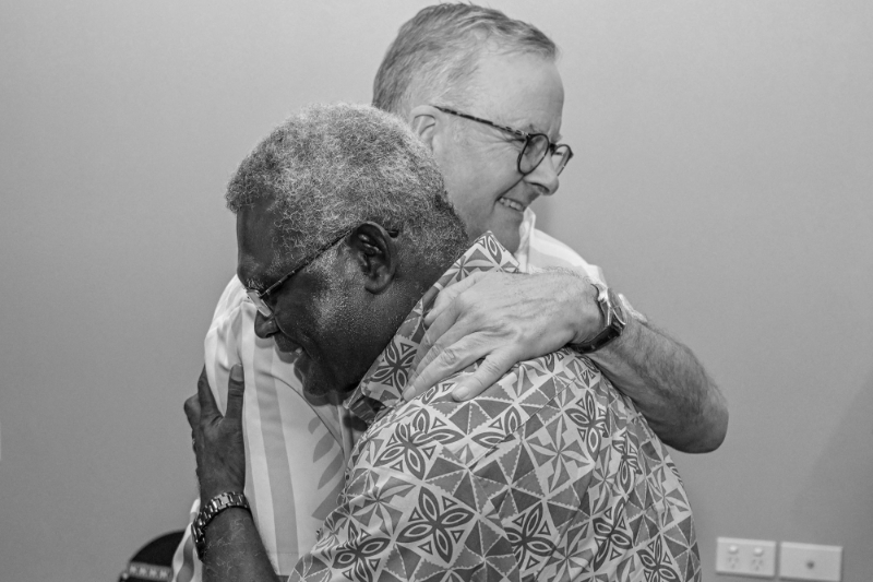 Le chef des îles Salomon, Manasseh Sogavare (à dr.), a rencontré le premier ministre australien, Anthony Albanese, le 13 juillet, à Fidji.