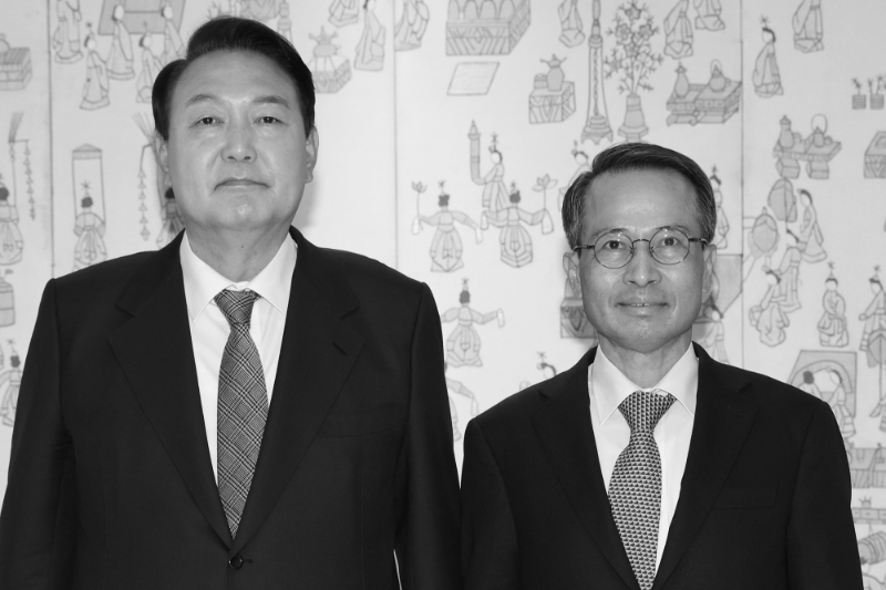 Le président sud-coréen Yoon Seok-youl (à gauche) et le chef du National Intelligence Service (NIS) Kim Kyou-hyun.